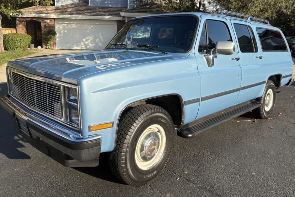 1986 GMC Suburban (1973-1991) sold for $15,550