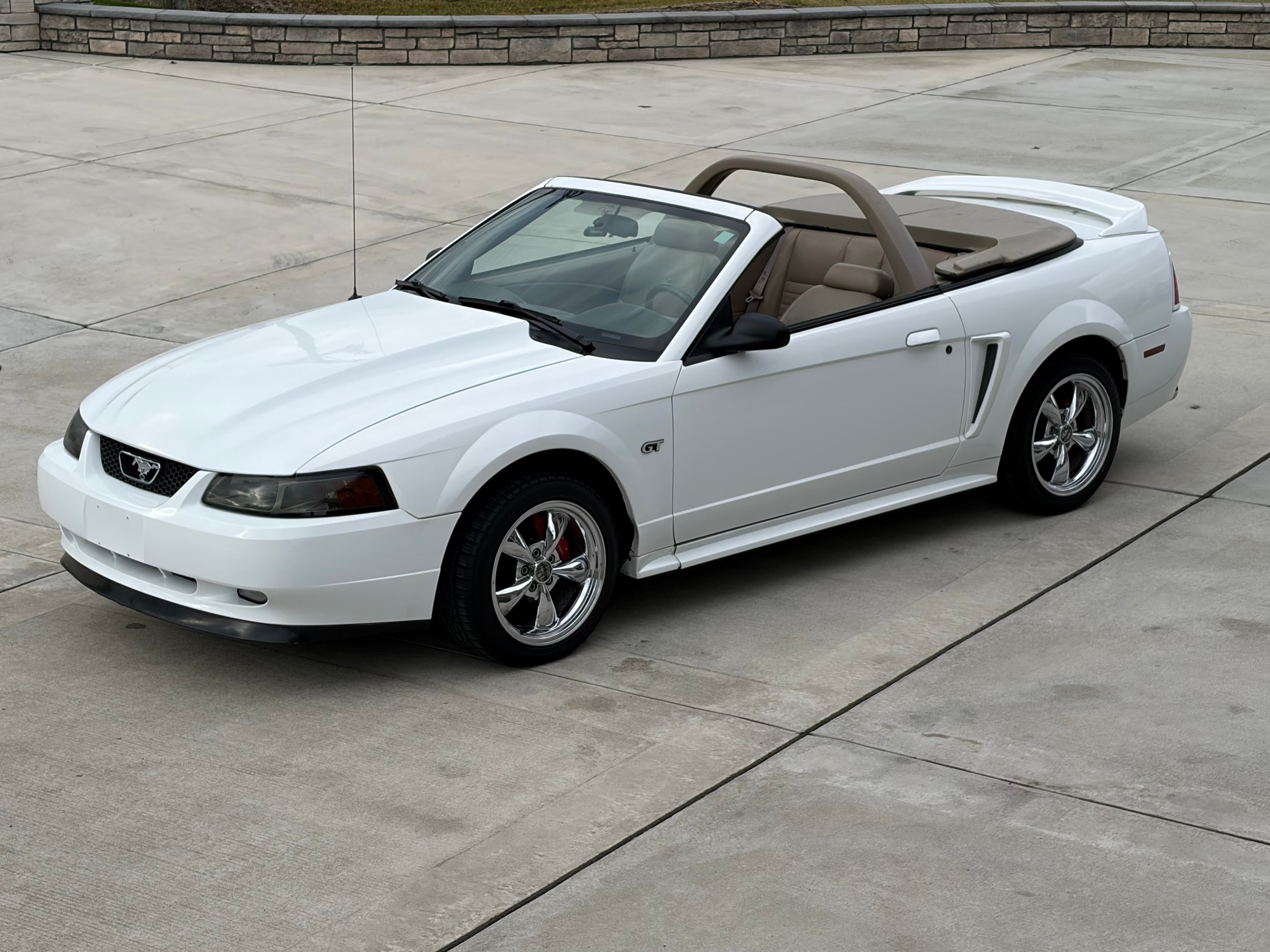 2000 Ford Mustang sold for $9,850