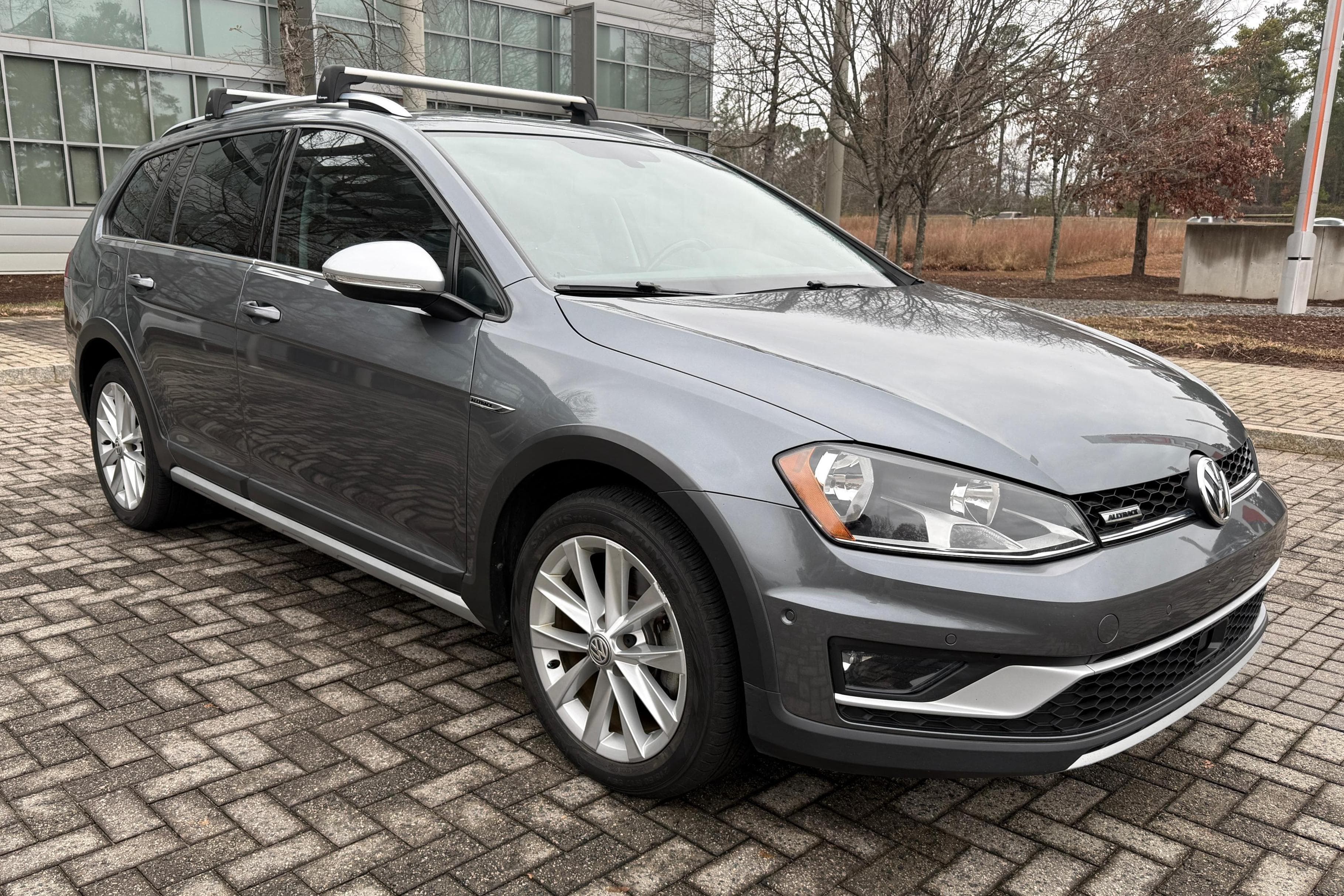 2017 Volkswagen Golf sold for $10,400