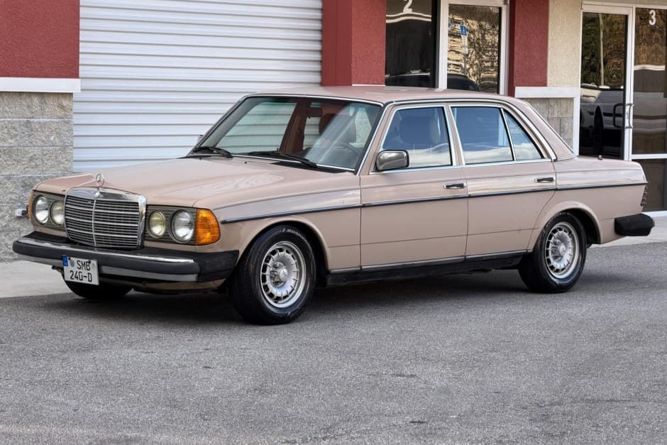 1983 Mercedes-Benz W123 sold for $4,500