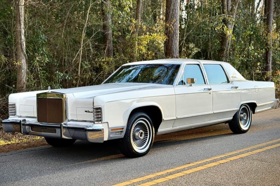 1979 Lincoln Town Car sold for $25,000