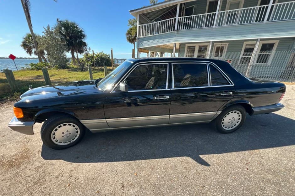 1988 Mercedes-Benz W126 S-Class sold for $8,550