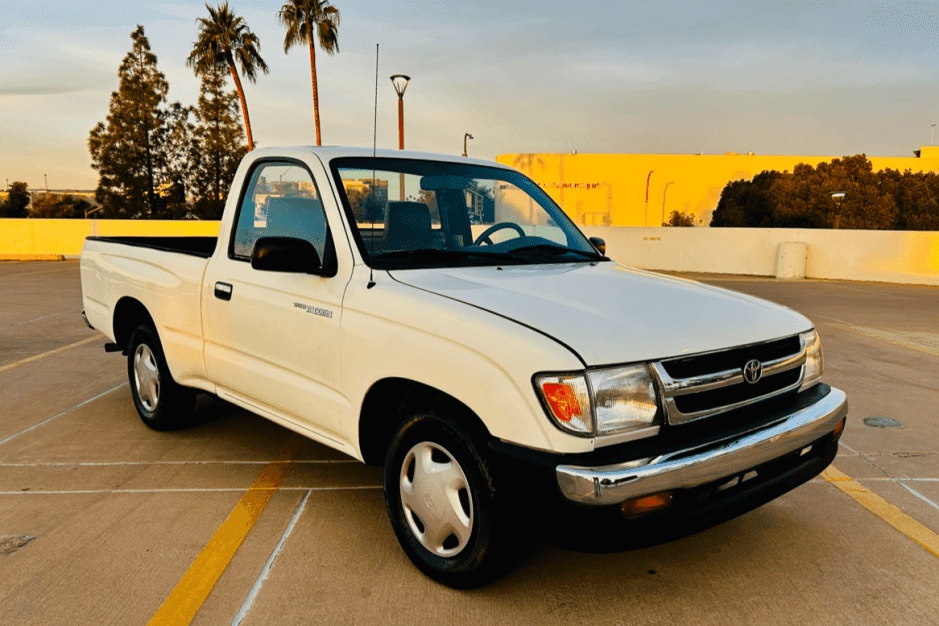 1998 Toyota Tacoma (N1X0 1995-2005) sold for $8,000