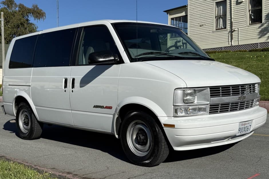 2000 Chevrolet Astro sold for $15,000