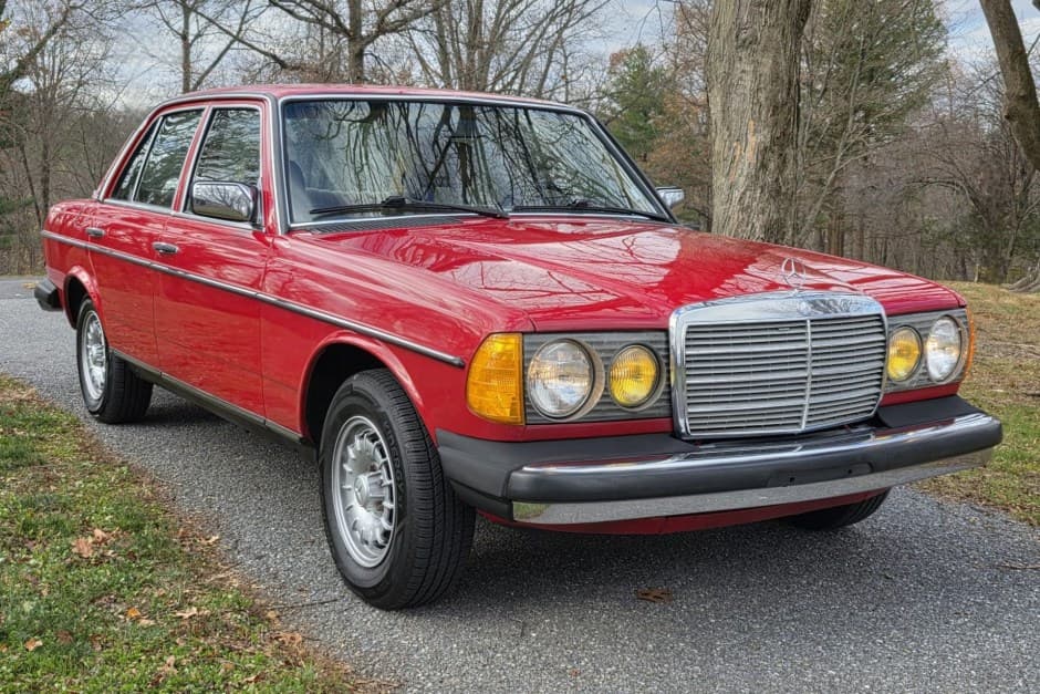 1983 Mercedes-Benz W123 sold for $8,900