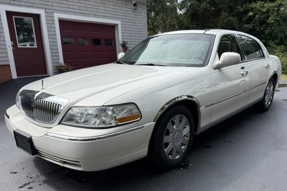 2003 Lincoln Town Car sold for $15,250