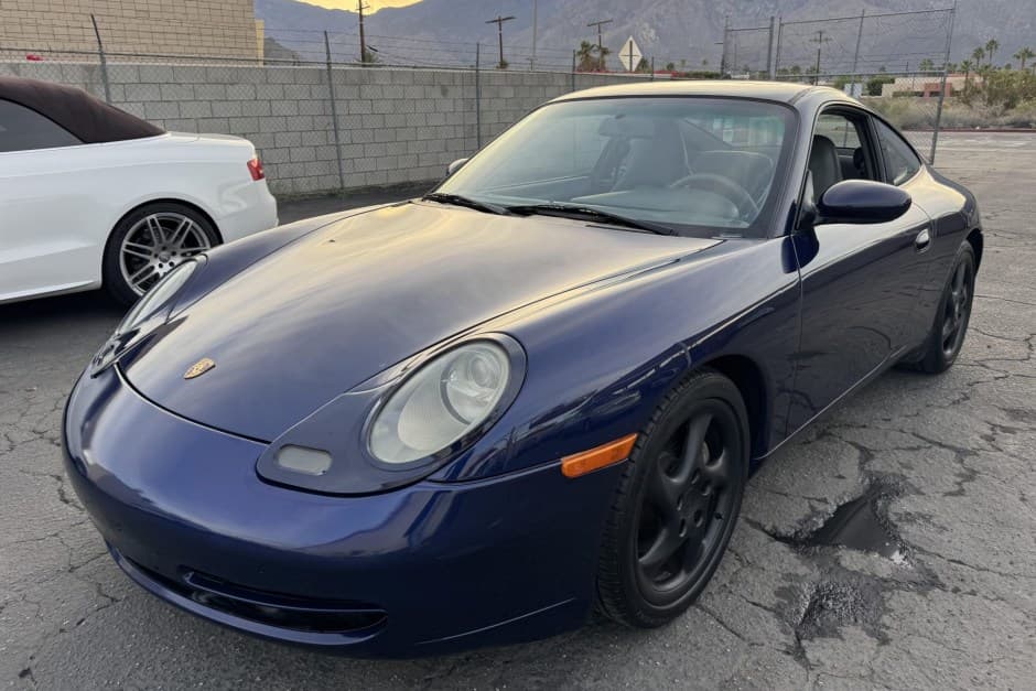 2001 Porsche 996 911 Carrera sold for $4,600