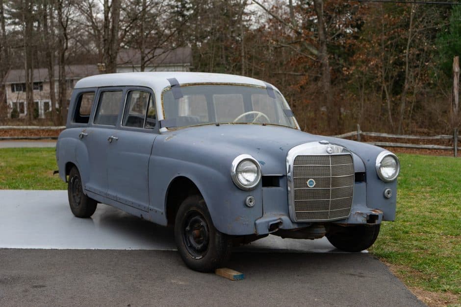 1960 Mercedes-Benz Ponton sold for $2,301
