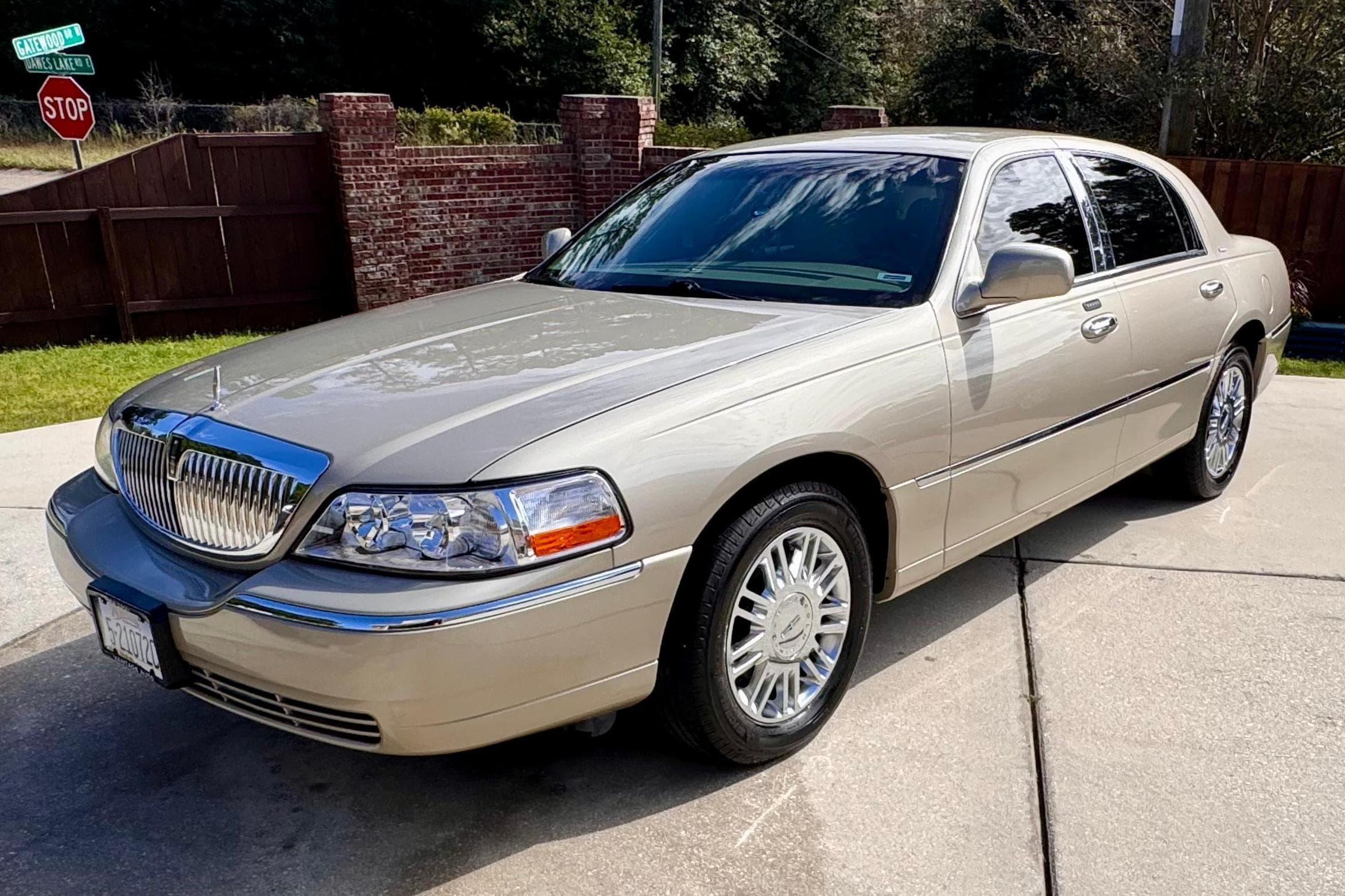 2006 Lincoln Town Car sold for $11,000