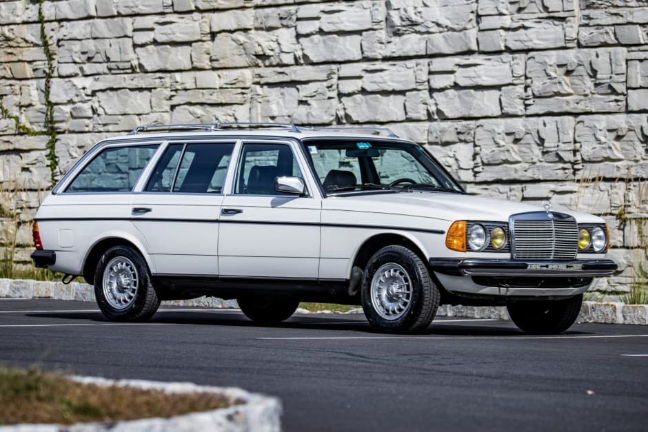 1984 Mercedes-Benz W123 sold for $20,750
