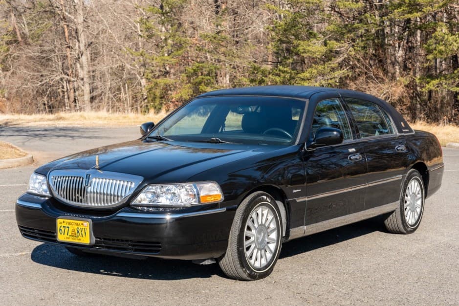 2004 Lincoln Town Car sold for $7,300