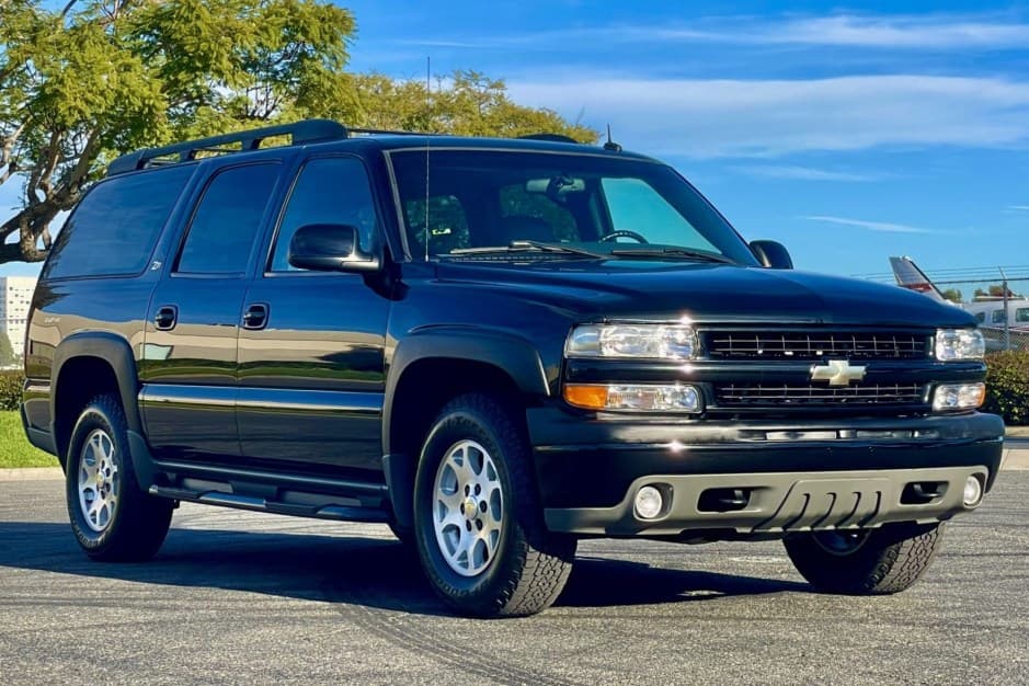 2002 Chevrolet Suburban (GMT800 2000-2006) sold for $15,577
