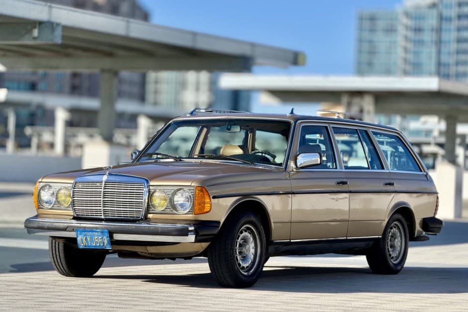 1982 Mercedes-Benz W123 sold for $8,400