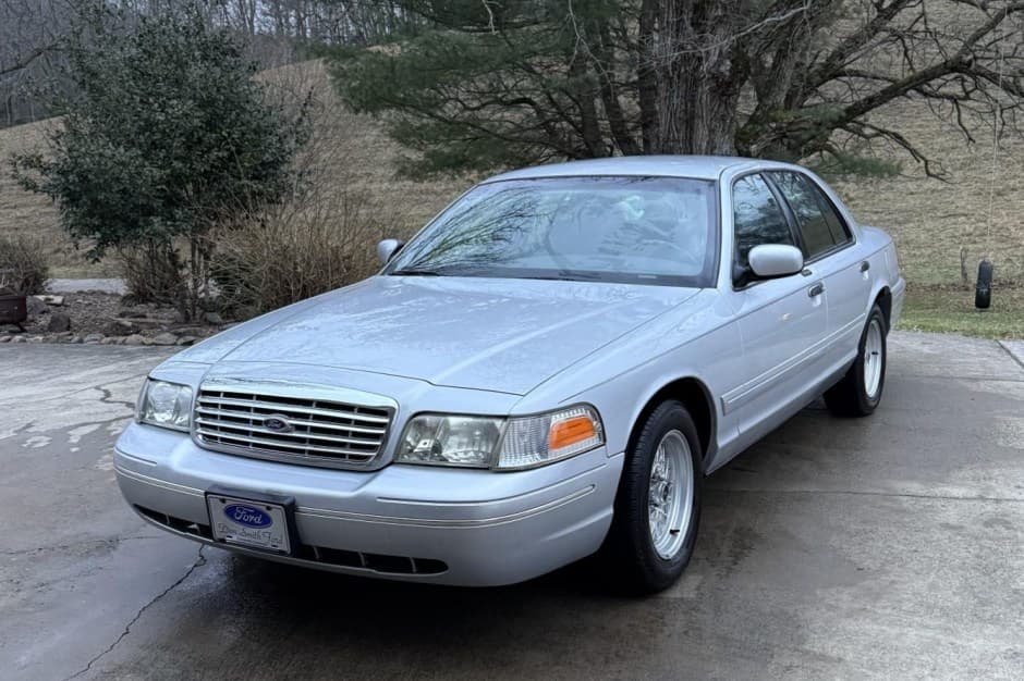 2001 Ford Crown Victoria sold for $6,295