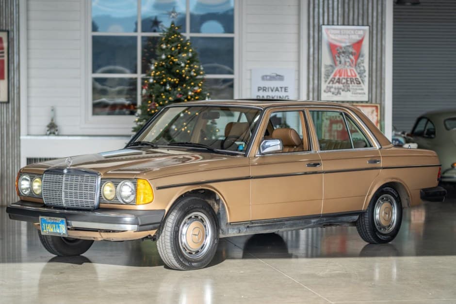 1983 Mercedes-Benz W123 sold for $8,300