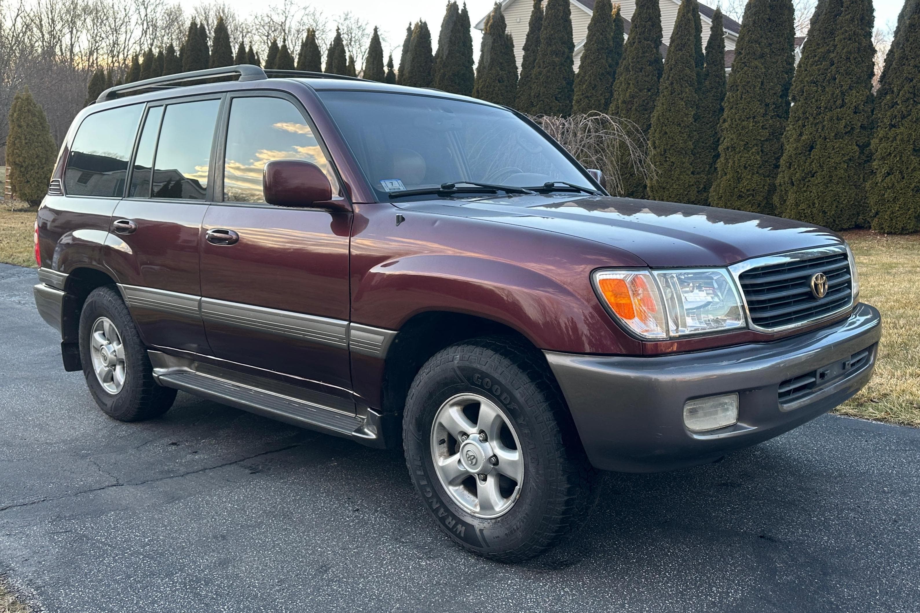 2000 Toyota Land Cruiser sold for $7,600