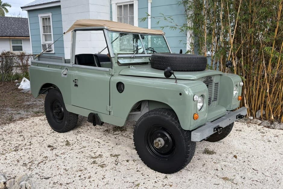 1973 Land Rover Series 88 sold for $18,250
