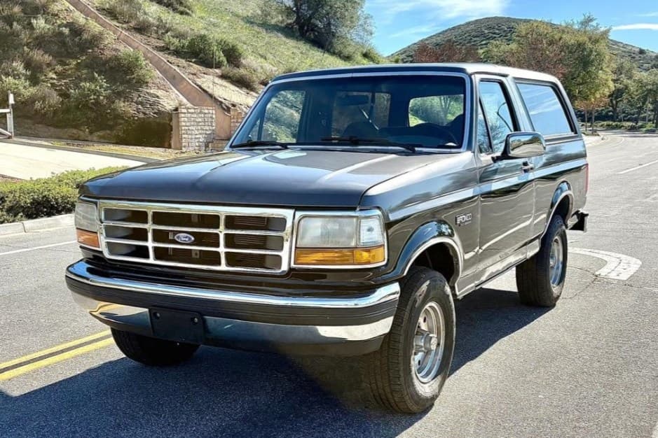 1992 Ford Bronco 4th-5th Generations 1987-1996 sold for $13,900