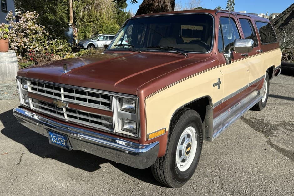 1986 Chevrolet Suburban (1973-1991) sold for $13,750