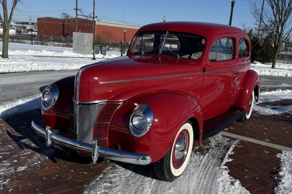 1940 Ford Standard, Deluxe, & Super Deluxe sold for $10,800