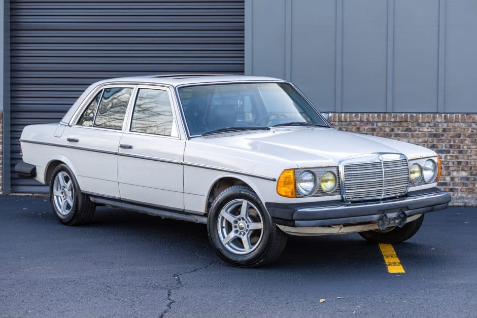 1981 Mercedes-Benz W123 sold for $7,500
