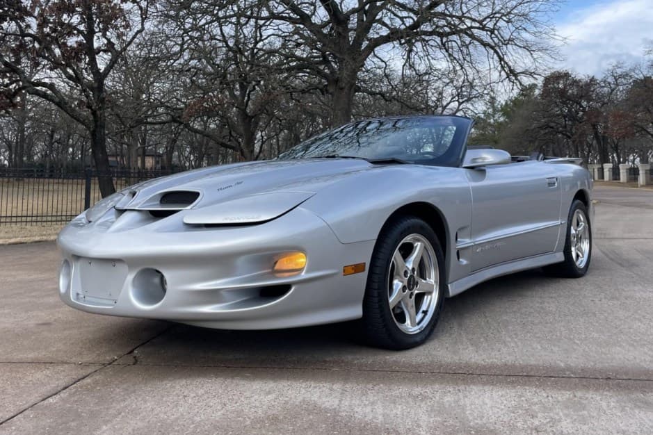 2000 Pontiac Firebird (4th Generation – 1993-2002) sold for $15,500