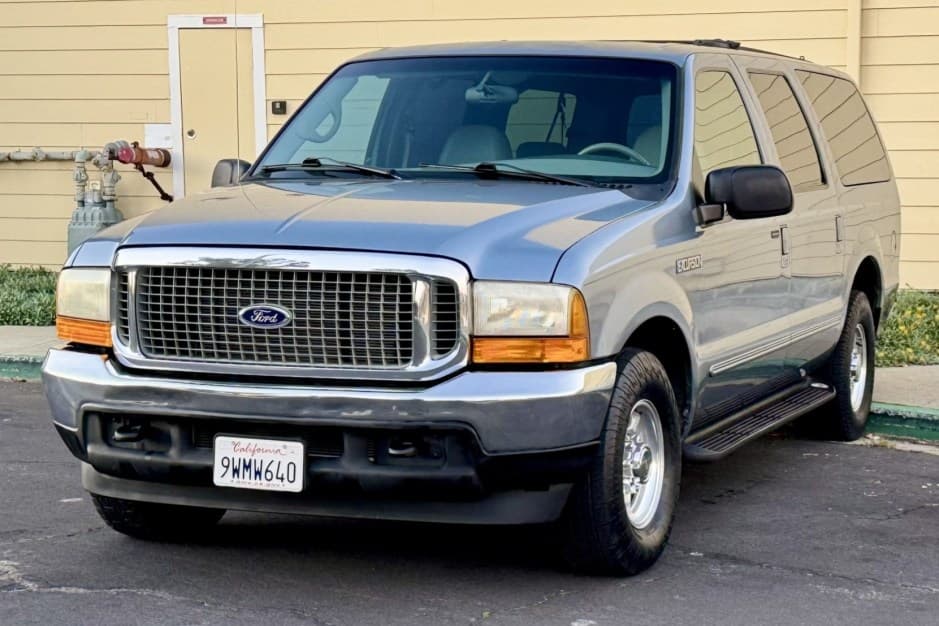 2000 Ford Excursion sold for $10,600