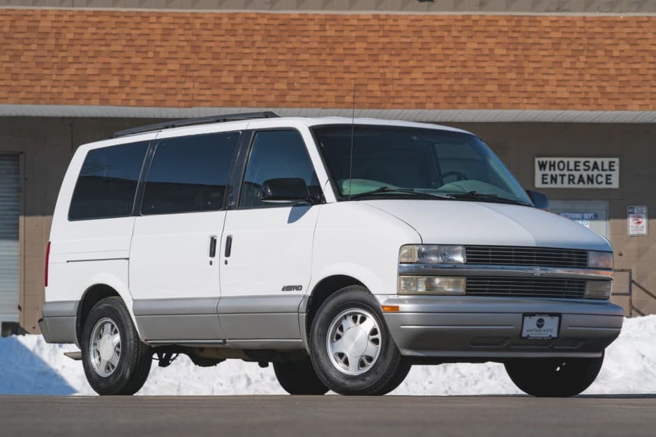 2000 Chevrolet Astro sold for $8,800