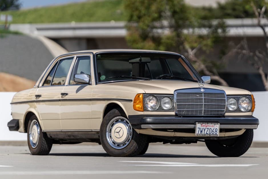 1977 Mercedes-Benz W123 sold for $6,900