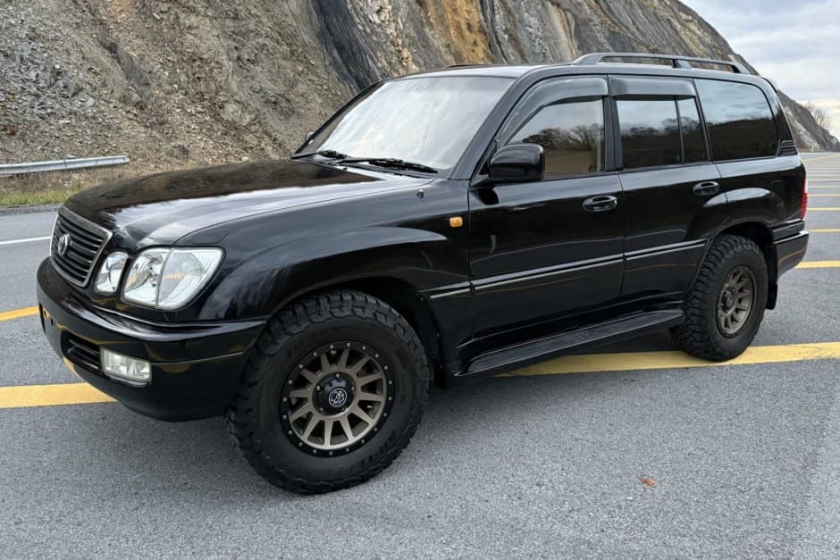 1999 Toyota Land Cruiser 100-Series sold for $20,200