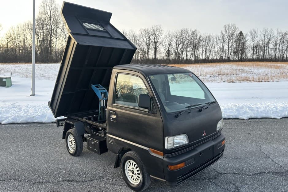 1997 Mitsubishi Minicab sold for $9,300