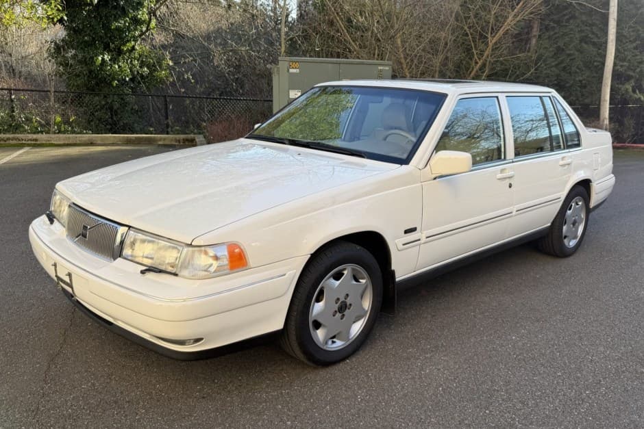 1998 Volvo 900-Series sold for $10,750