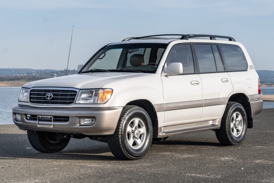 2000 Toyota Land Cruiser 100-Series sold for $18,250