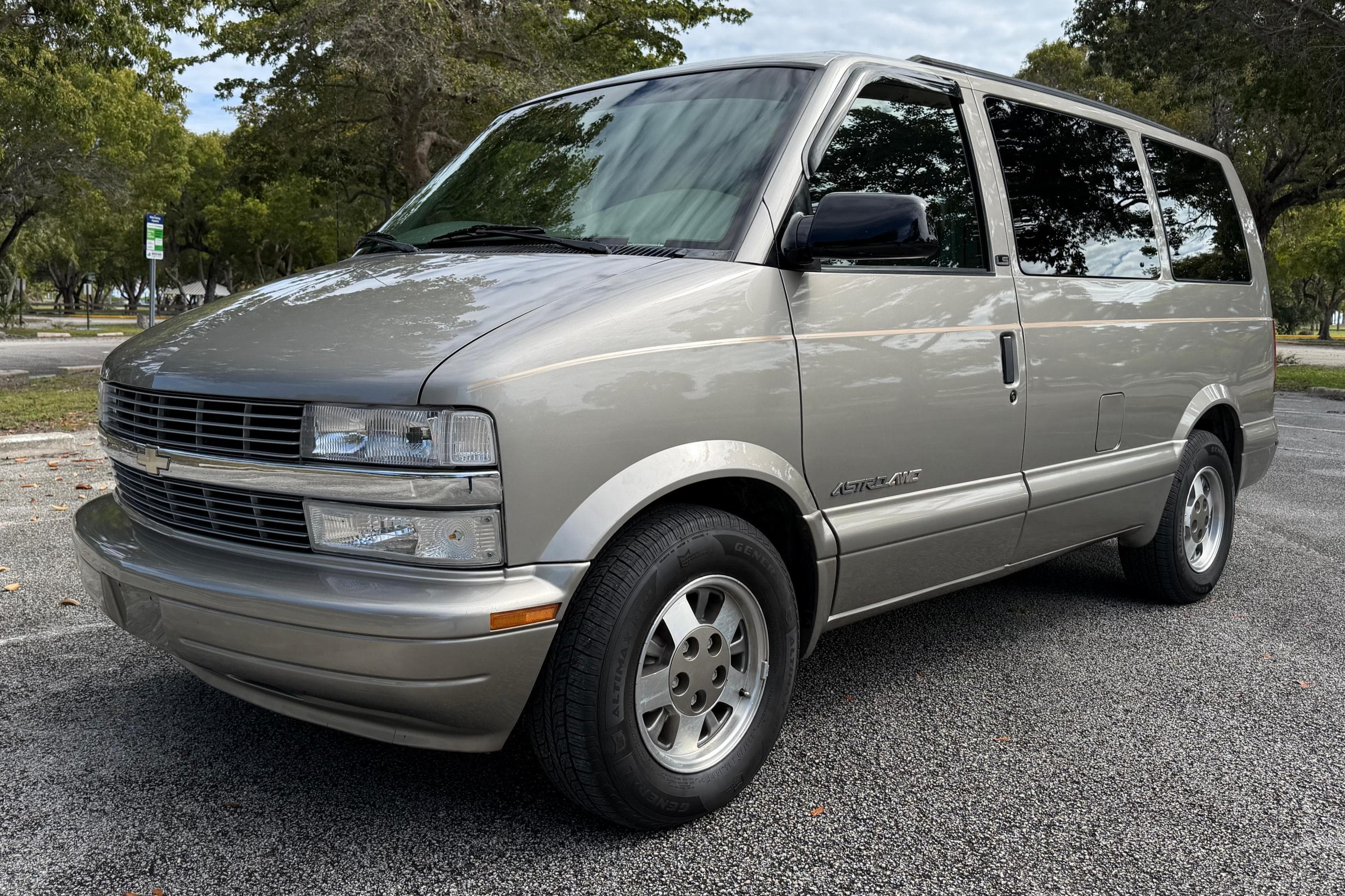 2002 Chevrolet Astro sold for $8,300