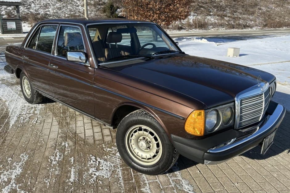 1983 Mercedes-Benz W123 sold for $6,500