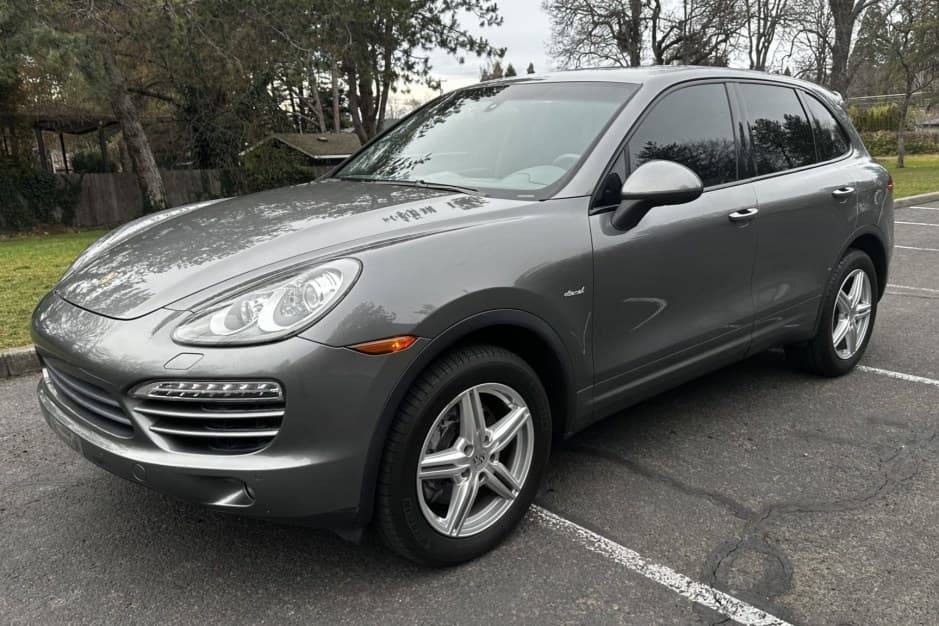 2013 Porsche 958 Cayenne (2011-2018) sold for $10,260