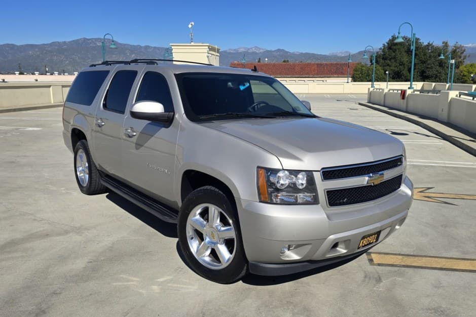 2009 Chevrolet Suburban (GMT900 2007-2014) sold for $14,027