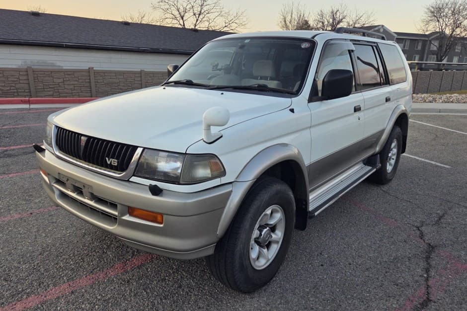 1996 Mitsubishi Pajero & Montero sold for $4,706