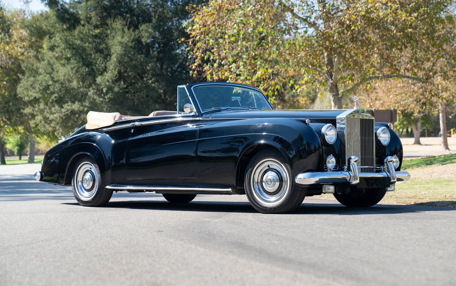 1961 Rolls-Royce Silver Cloud II Drophead Coupe sold for $275,000