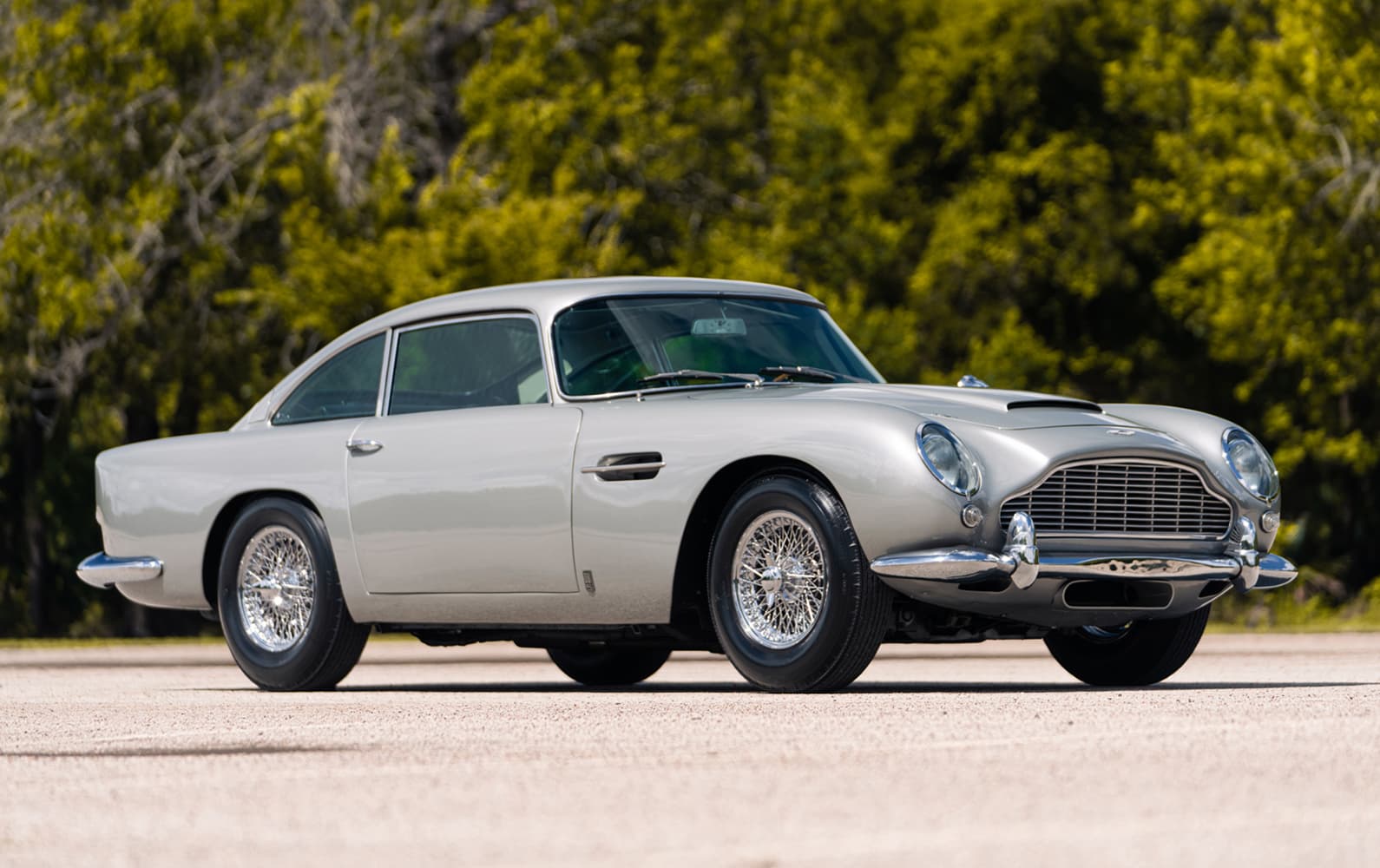 1965 Aston Martin DB5 sold for $819,000