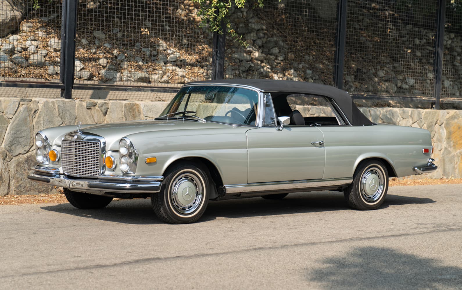 1971 Mercedes-Benz 280 SE 3.5 Cabriolet sold for $285,500