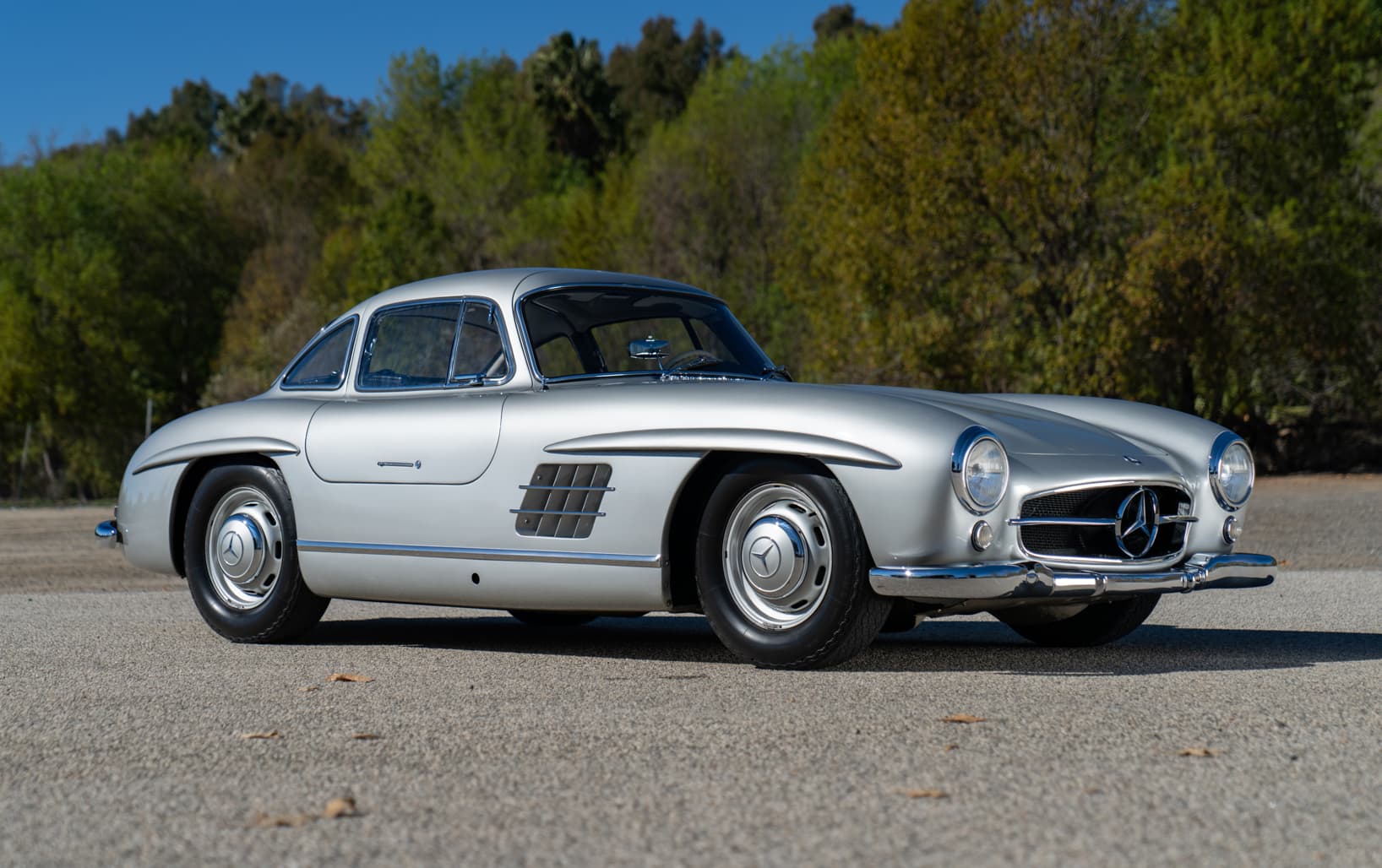 1954 Mercedes-Benz 300 SL Gullwing sold for $1,600,000