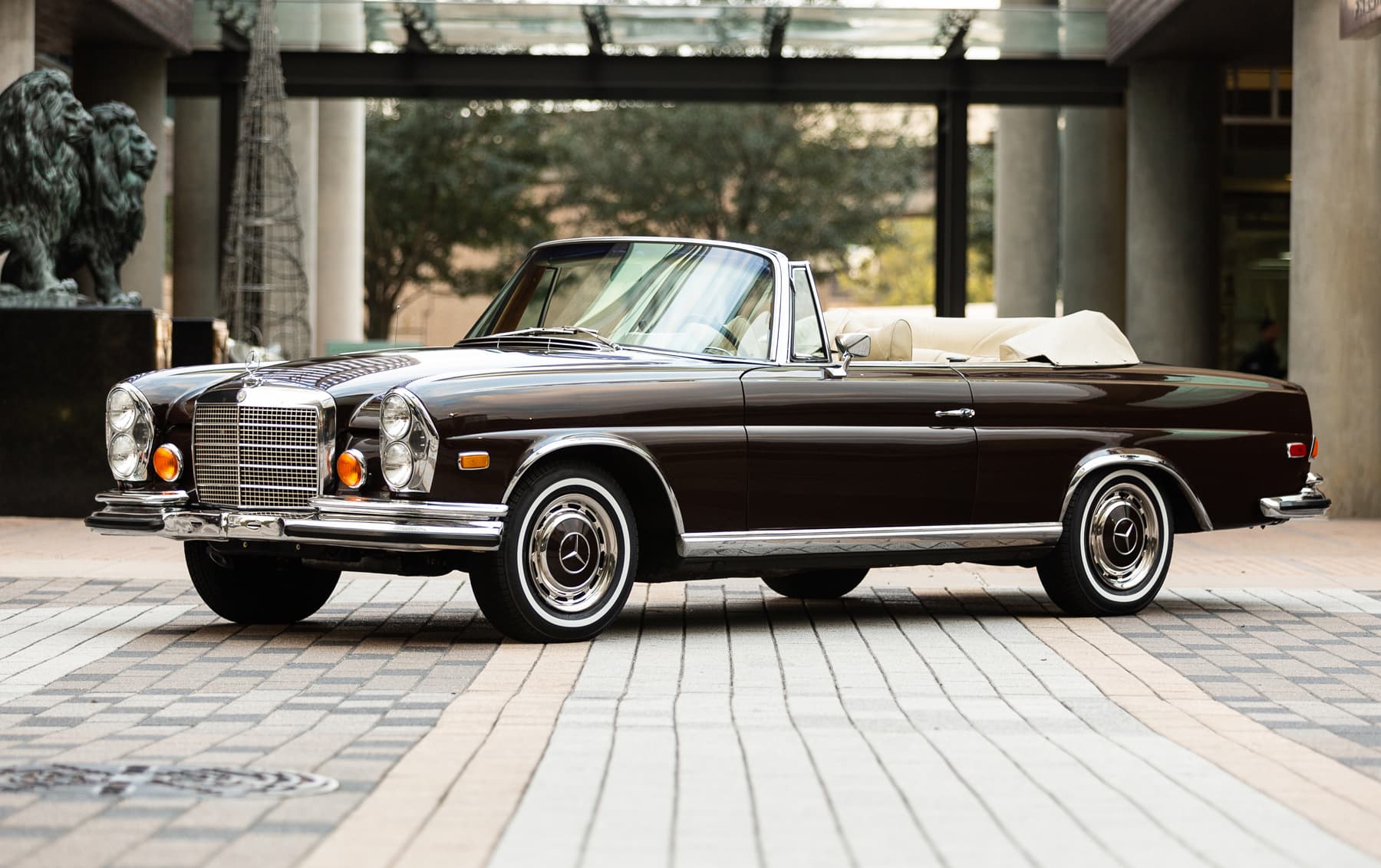 1971 Mercedes-Benz 280 SE 3.5 Cabriolet sold for $346,000
