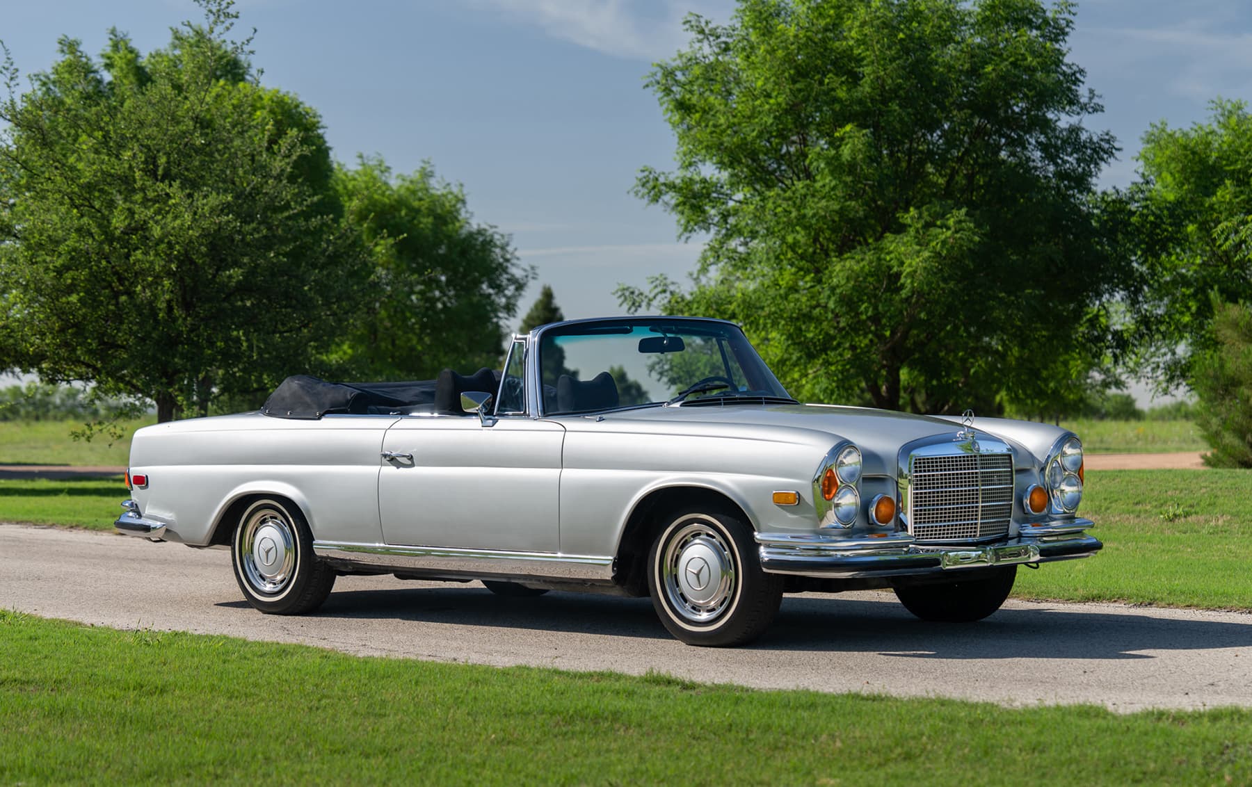 1971 Mercedes-Benz 280 SE 3.5 Cabriolet sold for $313,000