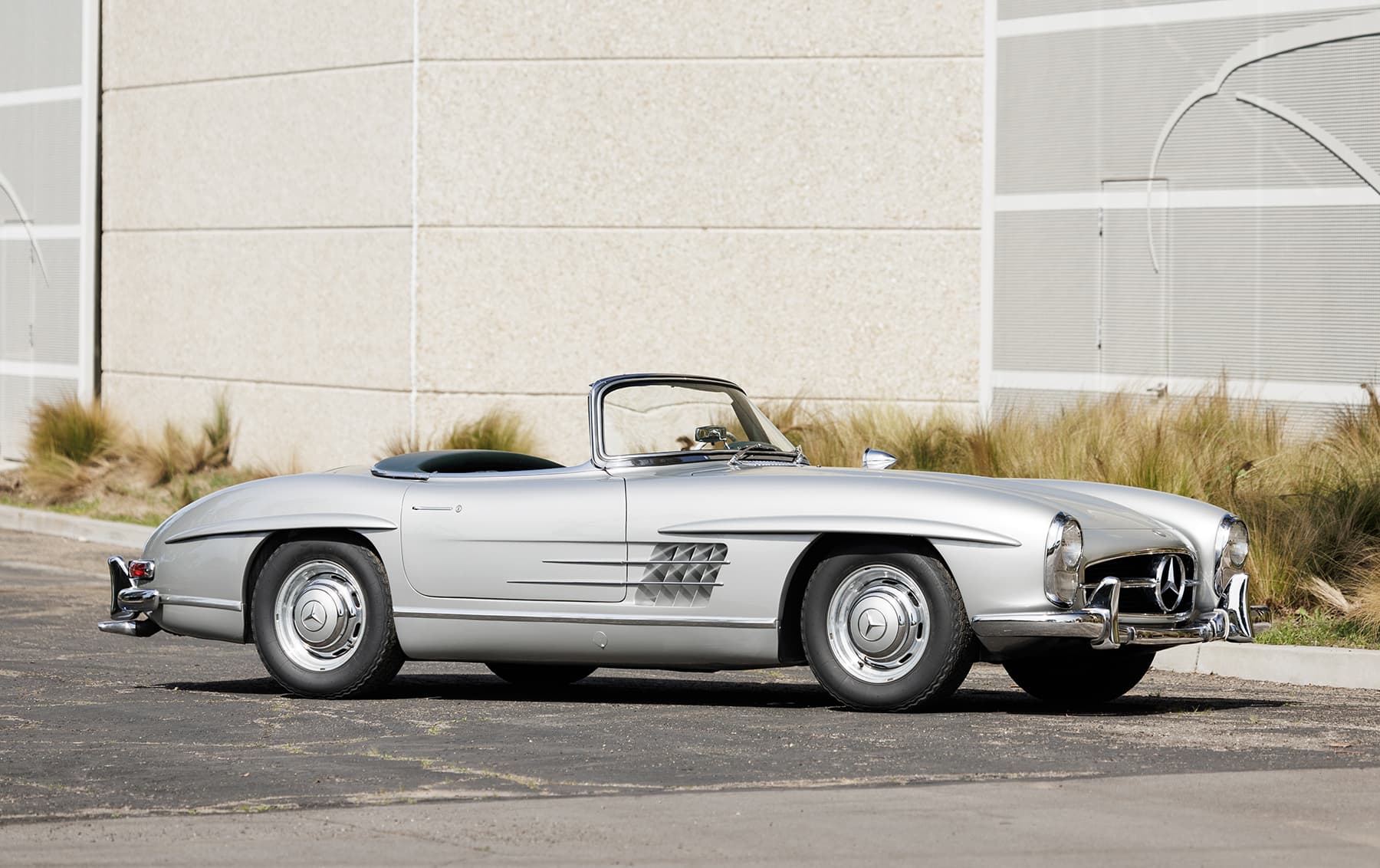 1957 Mercedes-Benz 300 SL Roadster sold for $1,105,000