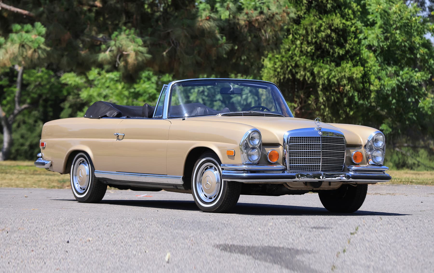 1971 Mercedes-Benz 280 SE 3.5 Cabriolet sold for $307,500