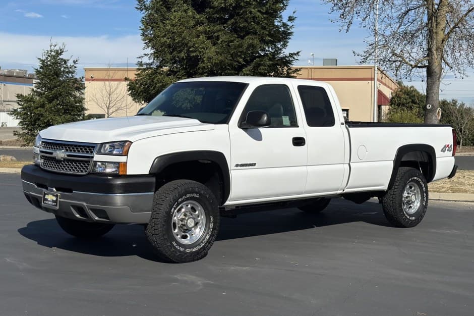 2005 Chevrolet Silverado GMT800 Heavy Duty (2000-2007) sold for $16,500