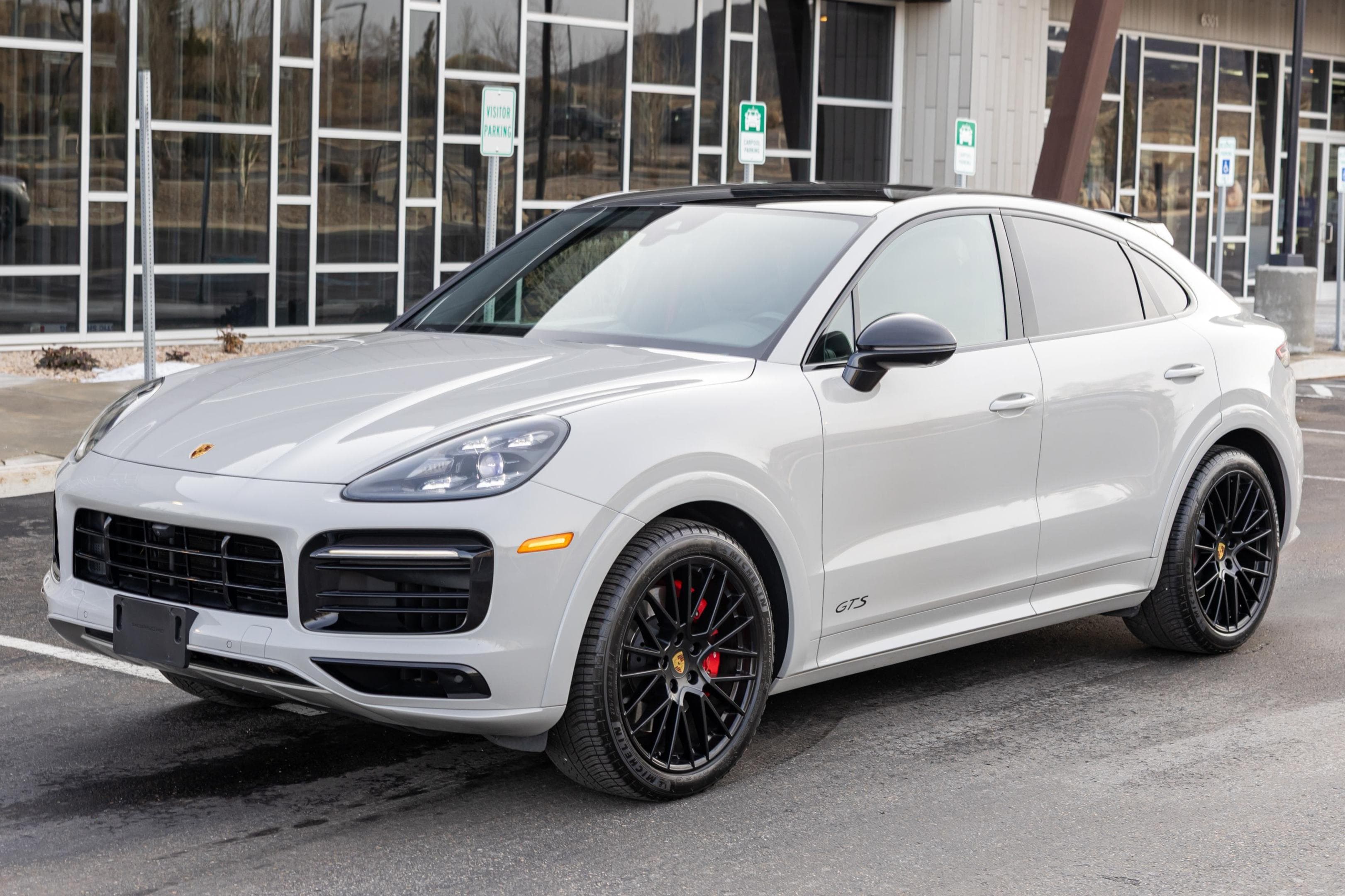 2021 Porsche Cayenne sold for $69,388
