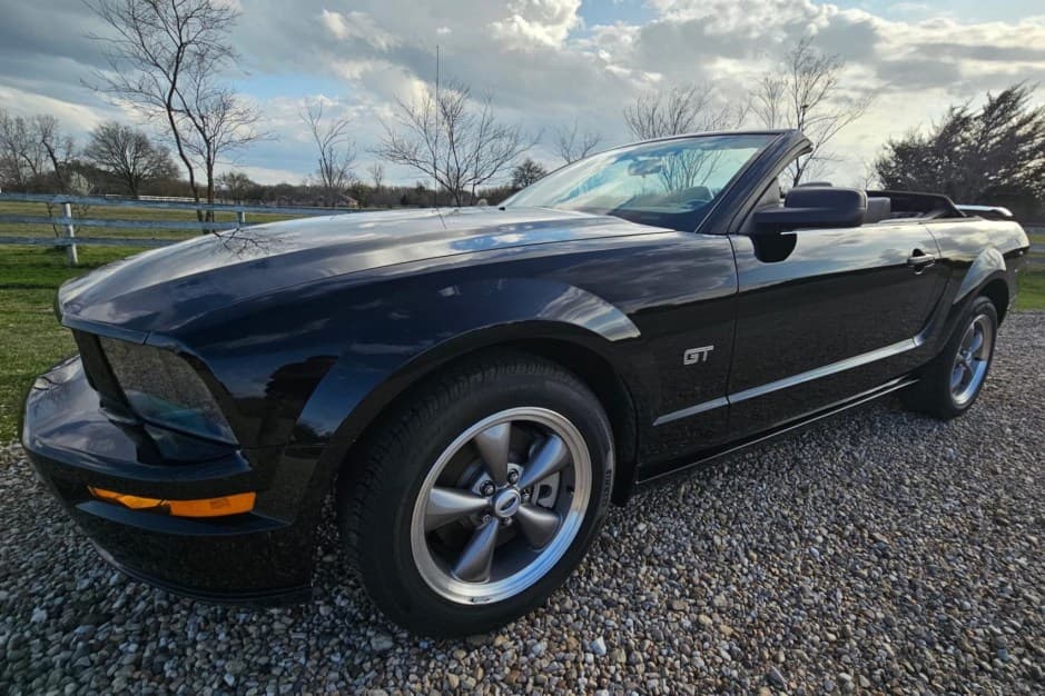 2005 Ford Mustang S197 2005-2014 sold for $28,250