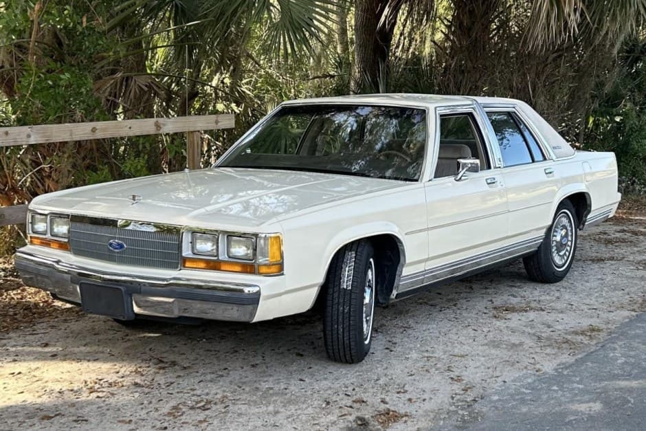1988 Ford Crown Victoria sold for $6,100